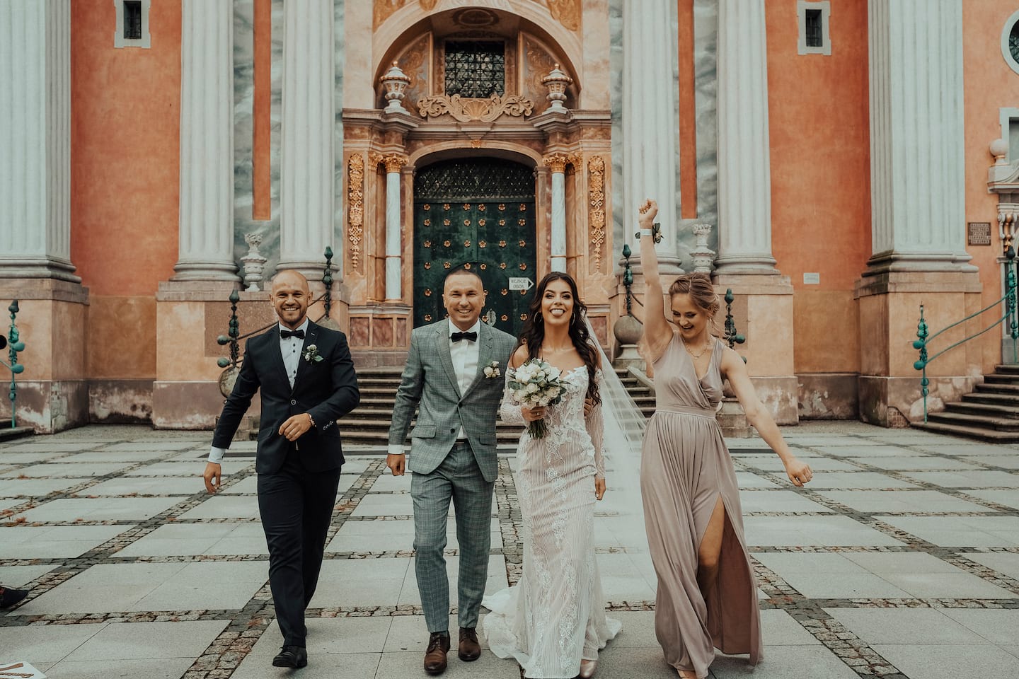 Para Młoda po wyjściu z kościoła fotograf na wesele 