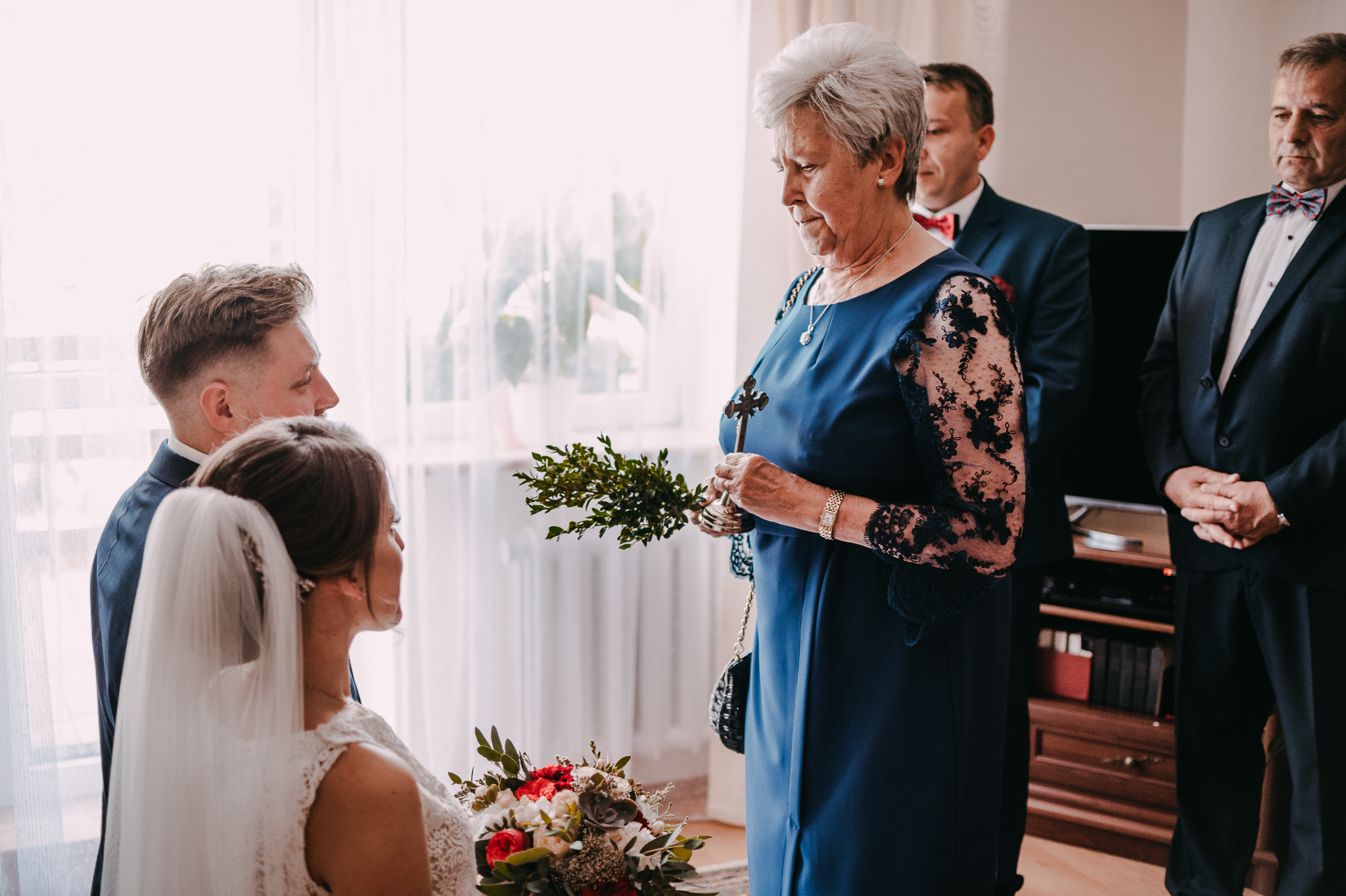 Katolickie błogosławieństwo pary młodej w domu udzielane przez rodziców i dziadków