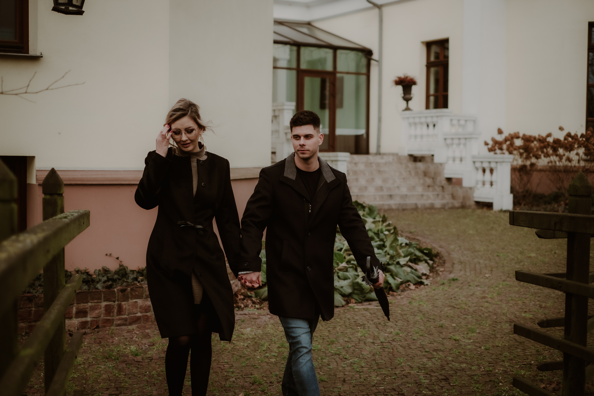 sesja narzeczeńska spacer do dziedzińu