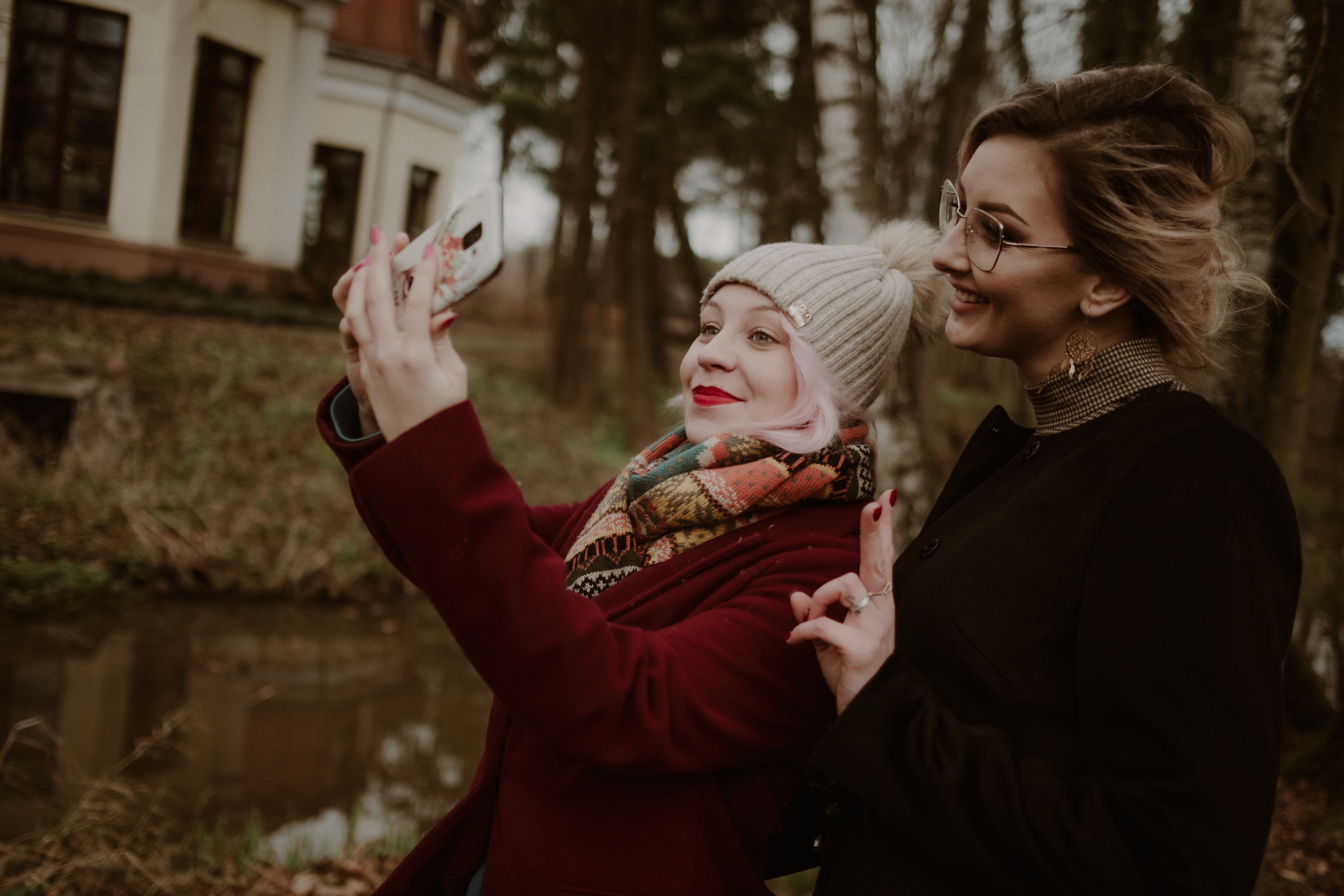 fotograf ślubny podczas sesji narzeczenskiej