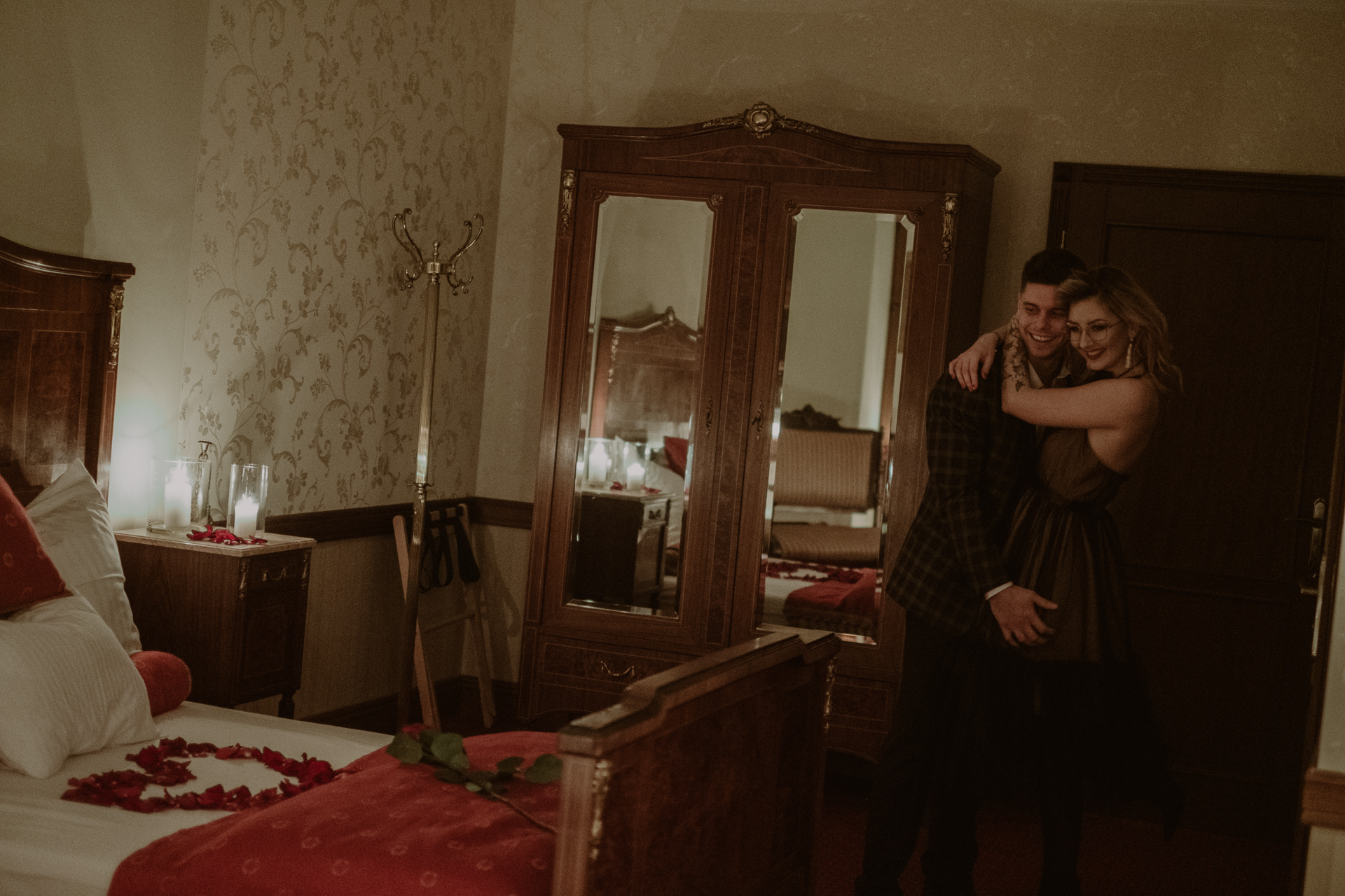 narzeczeni w pokoju hotelowym sesja ślubna