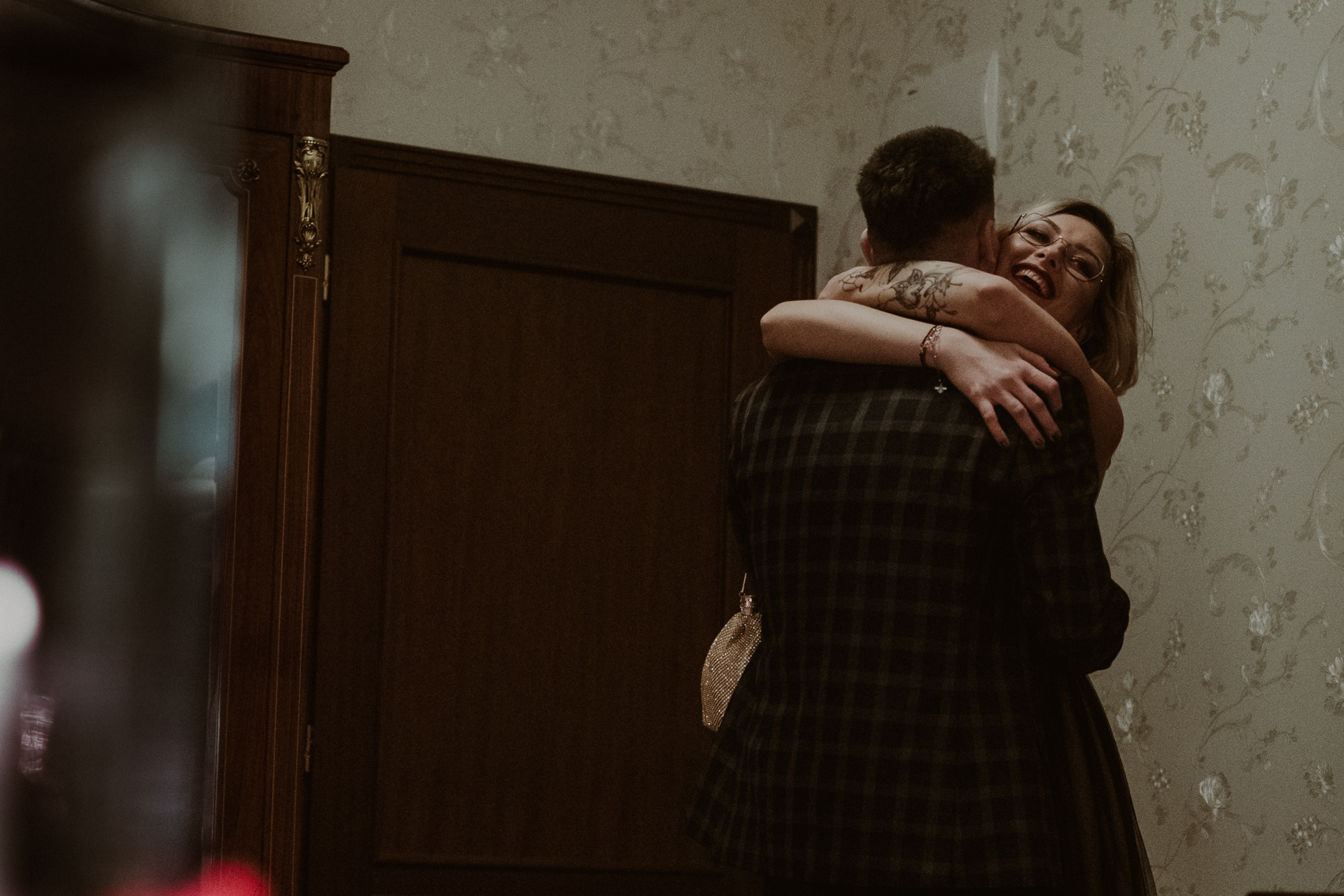 narzeczeni w pokoju hotelowym sesja ślubna