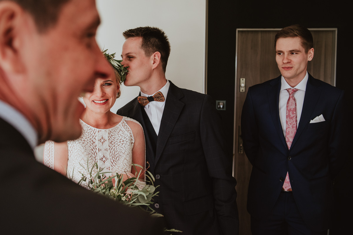 wzruszona Panna Młoda podczas błogosławieństwa w domu przed ślubem kościelnym