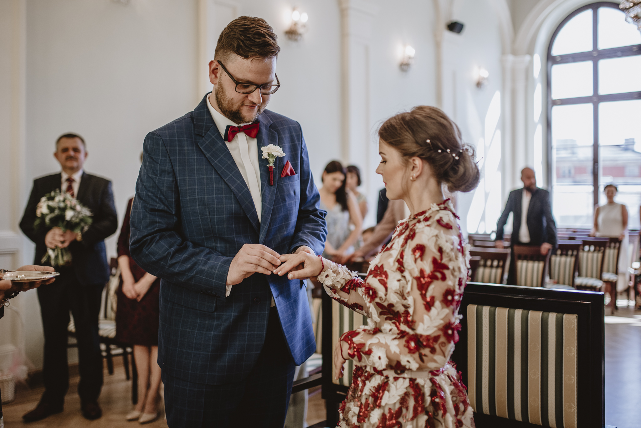 ślub cywilny kolorowa sukienka w kwiaty