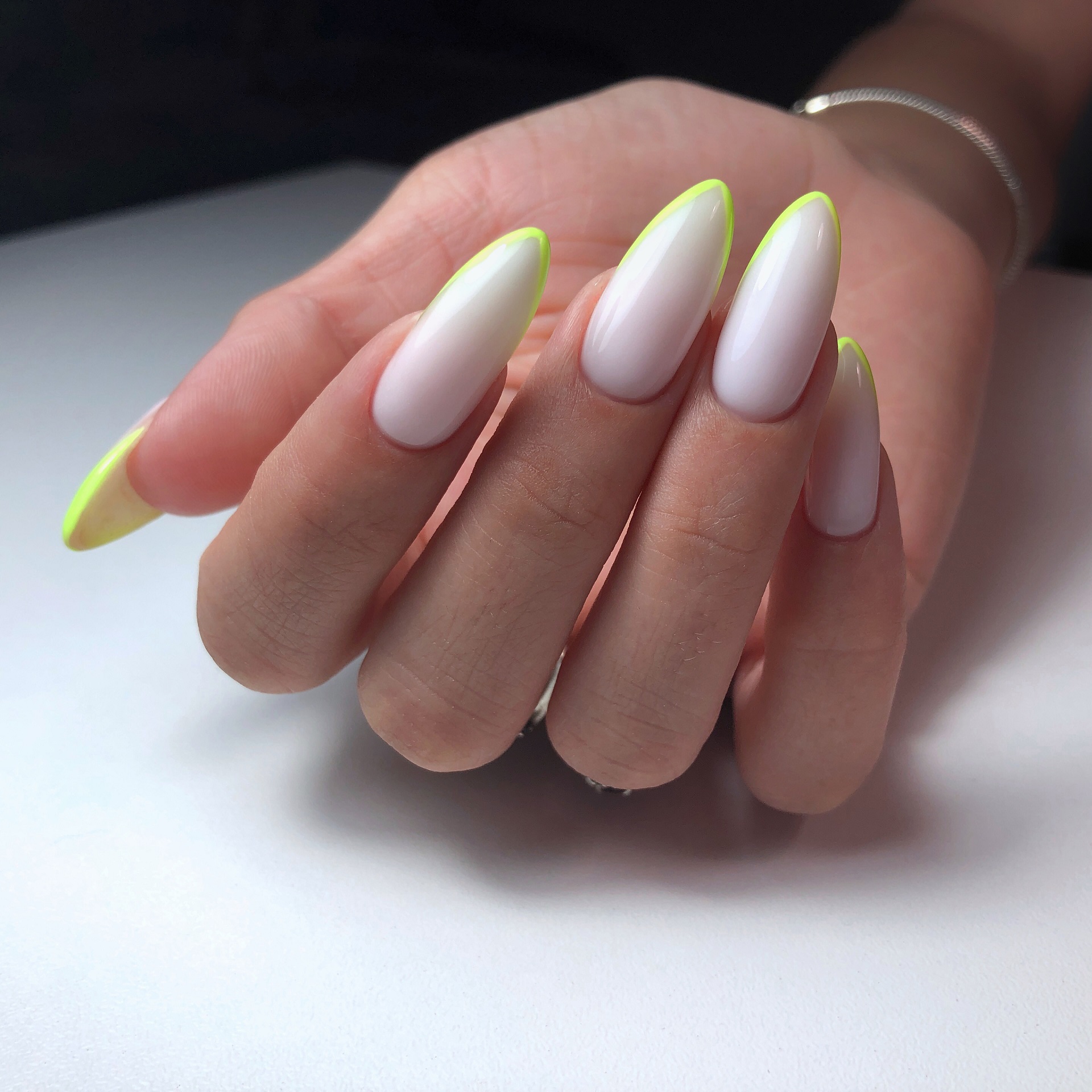 efekt negatywu na paznokciach ślubnych manicure ślubny