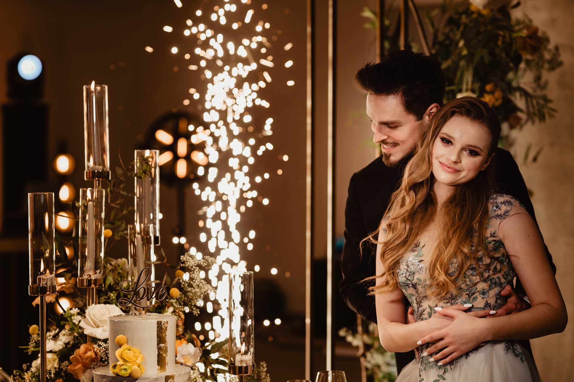 Para Młoda szary elegancki tort weselny sesja ślubna