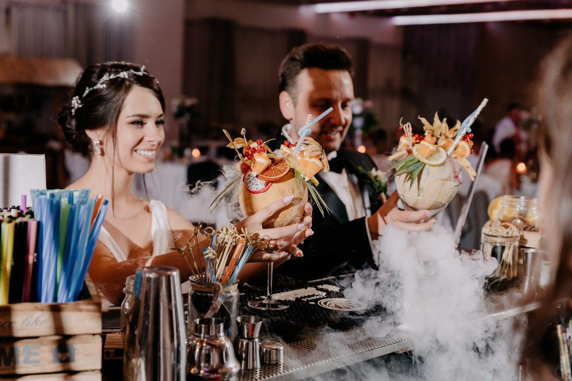 Para Młoda pije kolorowe drinki ślubne na weselu zrobione przez barmana