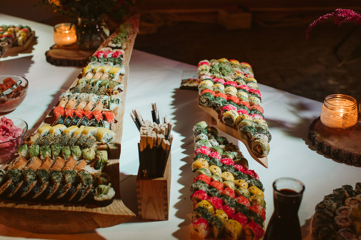 stół z sushi na weselu