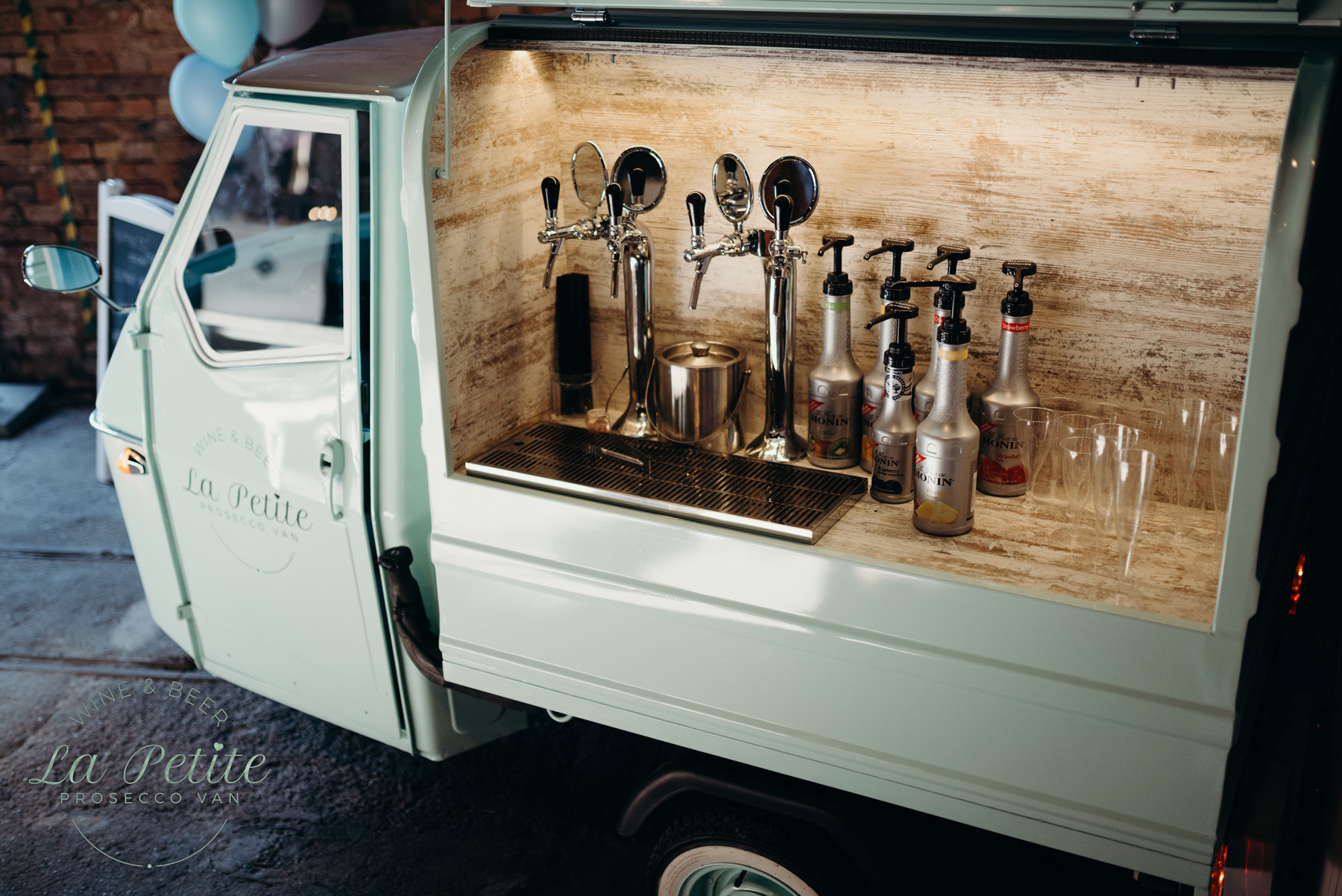 mietowy prosecco van i van piwny na weselu atrakcja dla gości