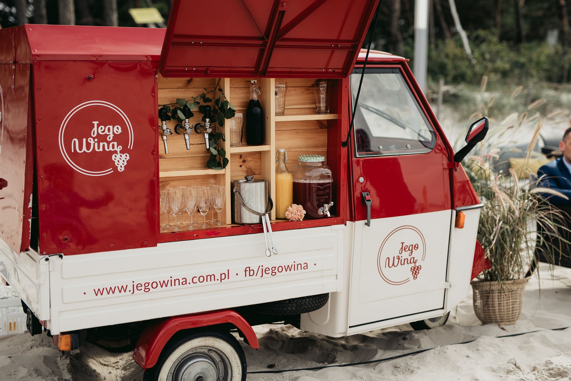 czerwony Prosecco Van na weselu na plaży atrakcja dla gości