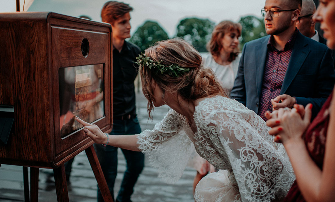 Panna Młoda włącza Fotobudkę lub fotolustro – świetna atrakcja i pamiątka dla gości na weselu