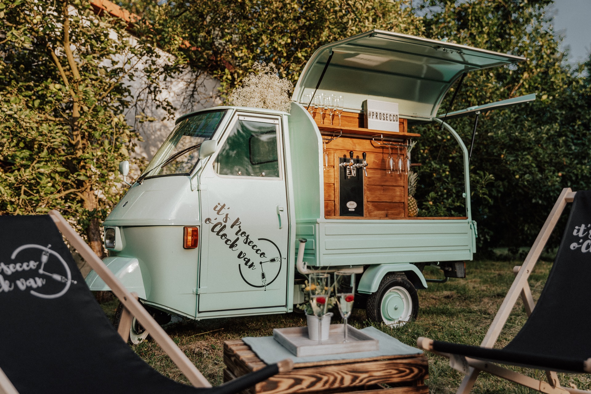 miętowy Prosecco Van na weselu w stylu boho