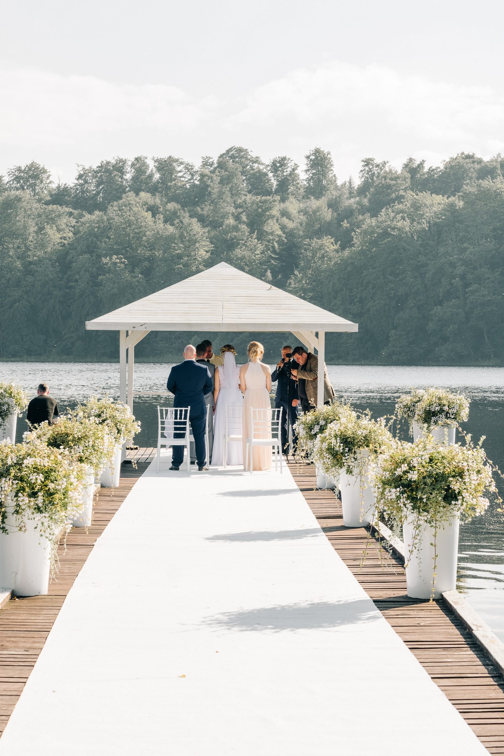 elegancki ślub plenerowy na pomoście nad jeziorem biały dywan