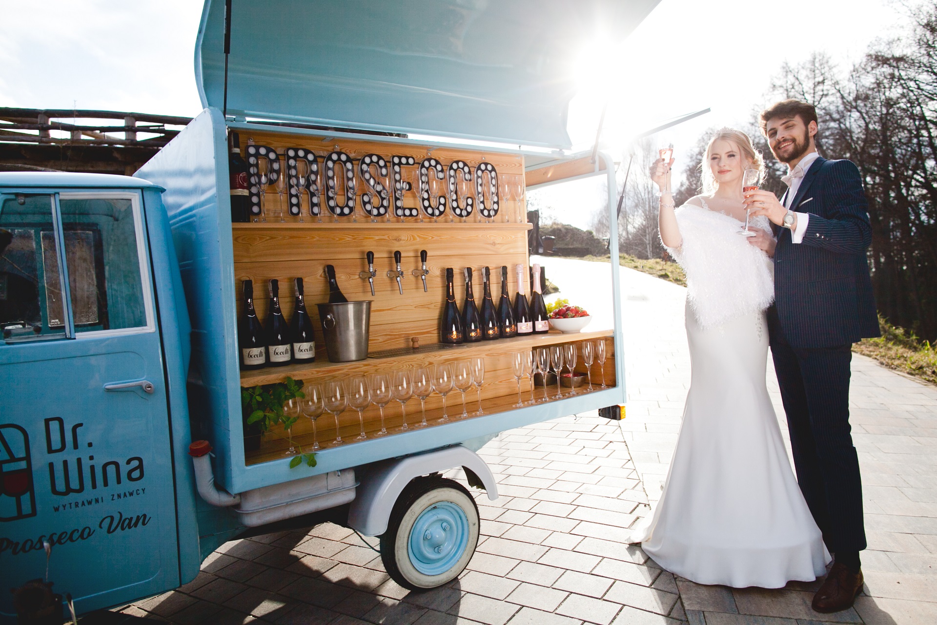 elegancki Prosecco Van na weselu plenerowym