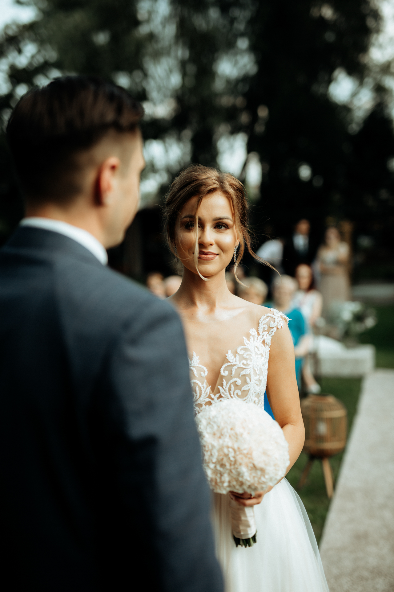 Panna Młoda ślub cywilny w plenerze biały elegancki bukiet ślubny 