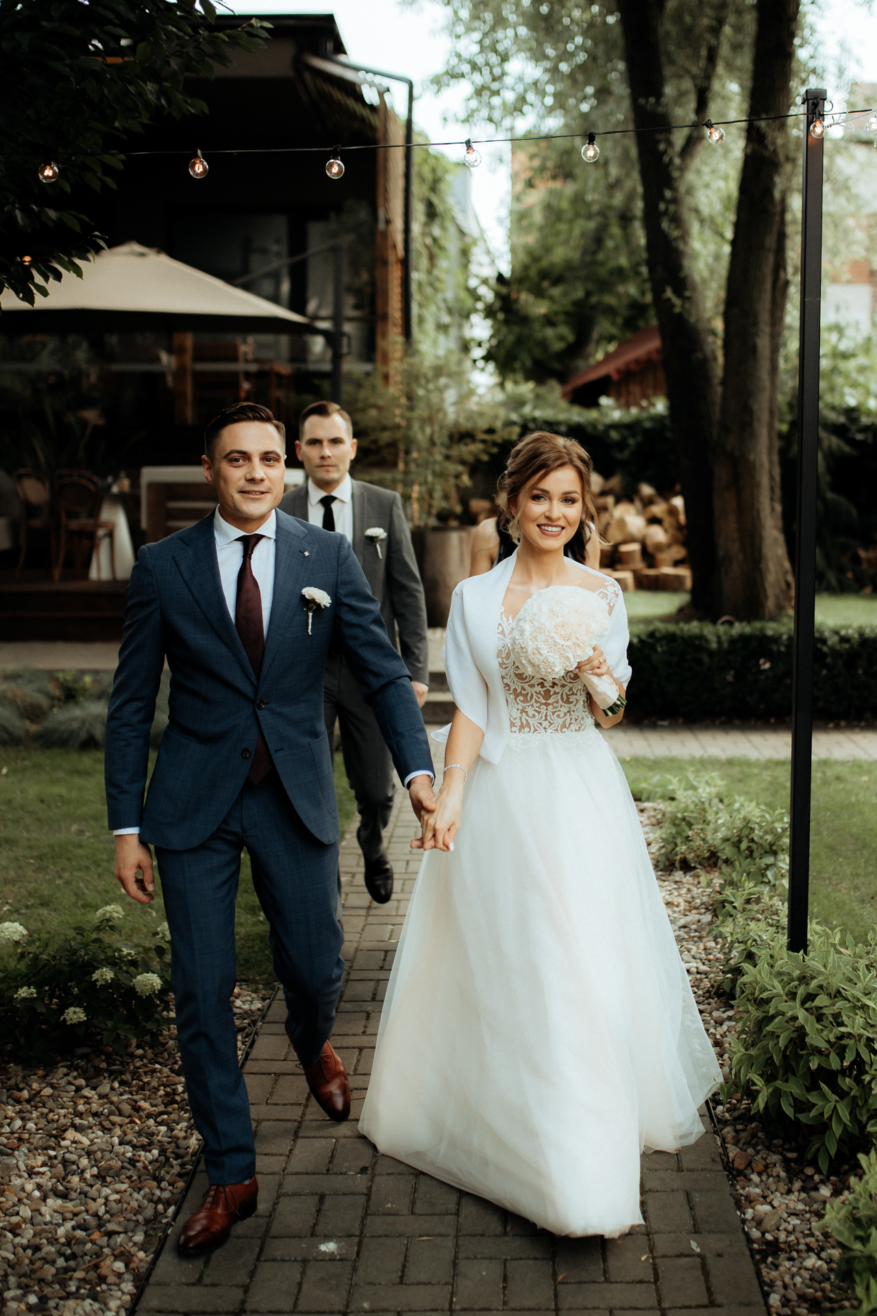 Para Młoda ślub w ogrodzie girlanda z lampek