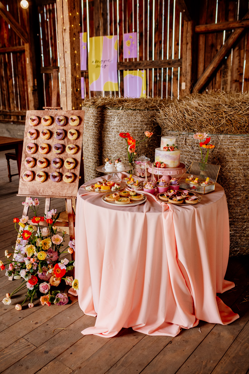 wesele w stodole słodki stół tort weselny naked cake
