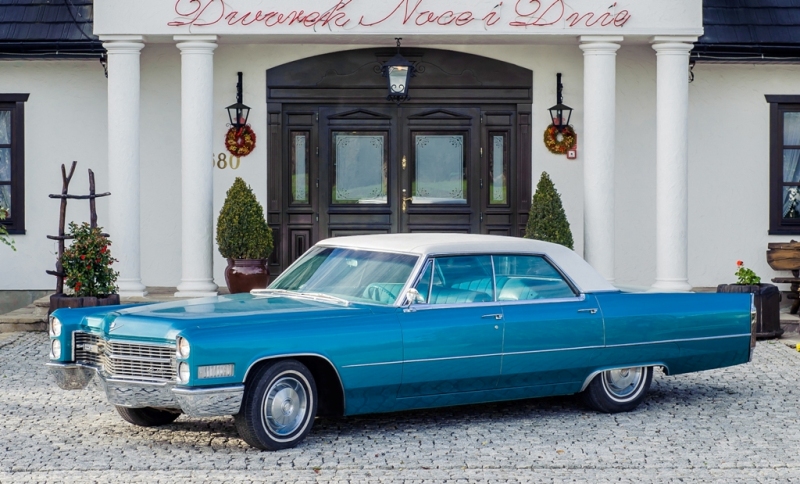 samochód do ślubu niebieski Cadillac DeVille 1966r.