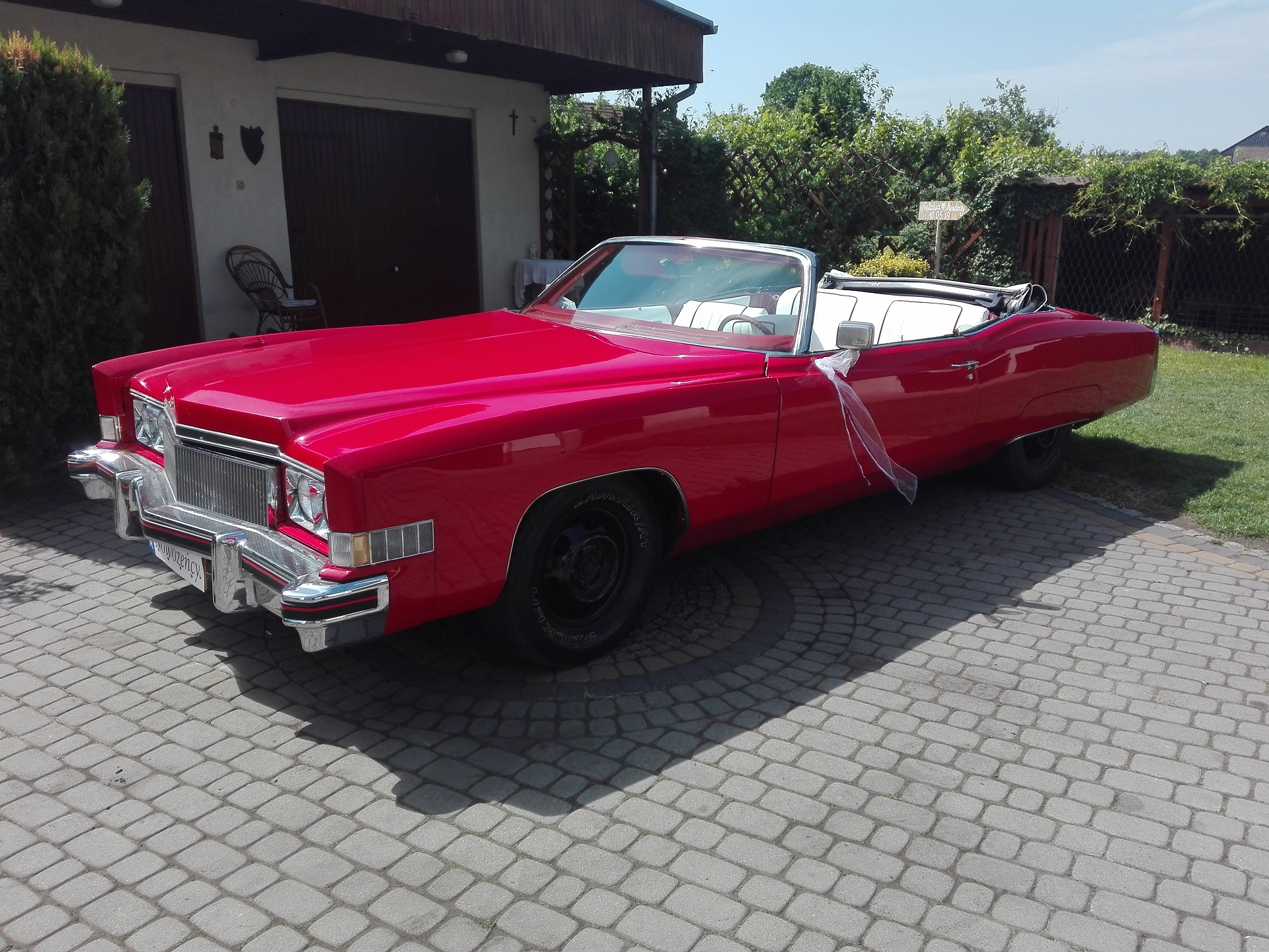 czerwony CADILLAC kabriolet do ślubu