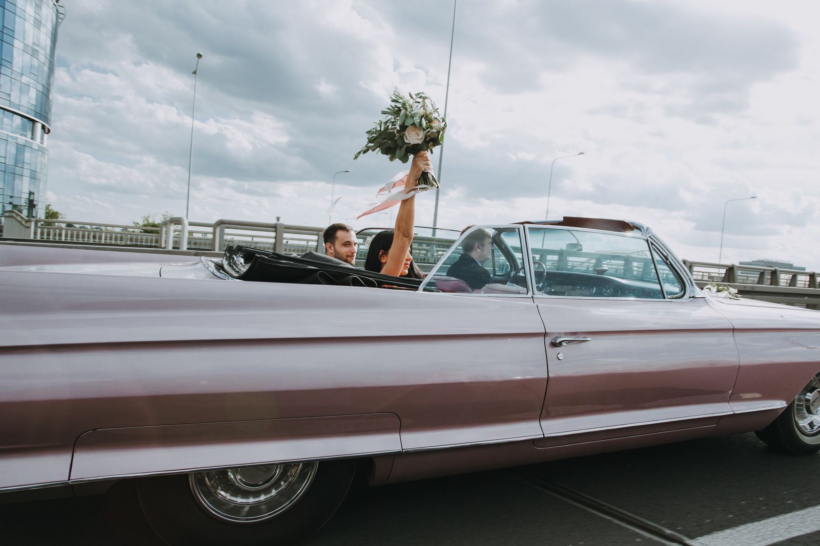 samochód do ślubu Różowy Cadillac kabriolet skrzydlak