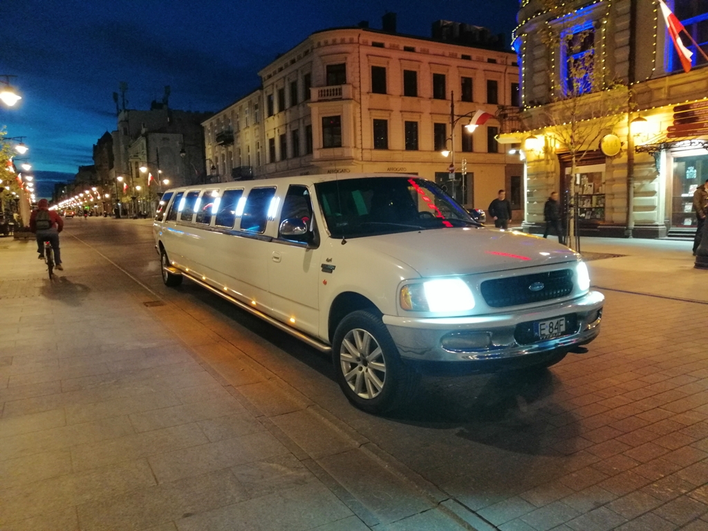 samochód do ślubu limuzyna