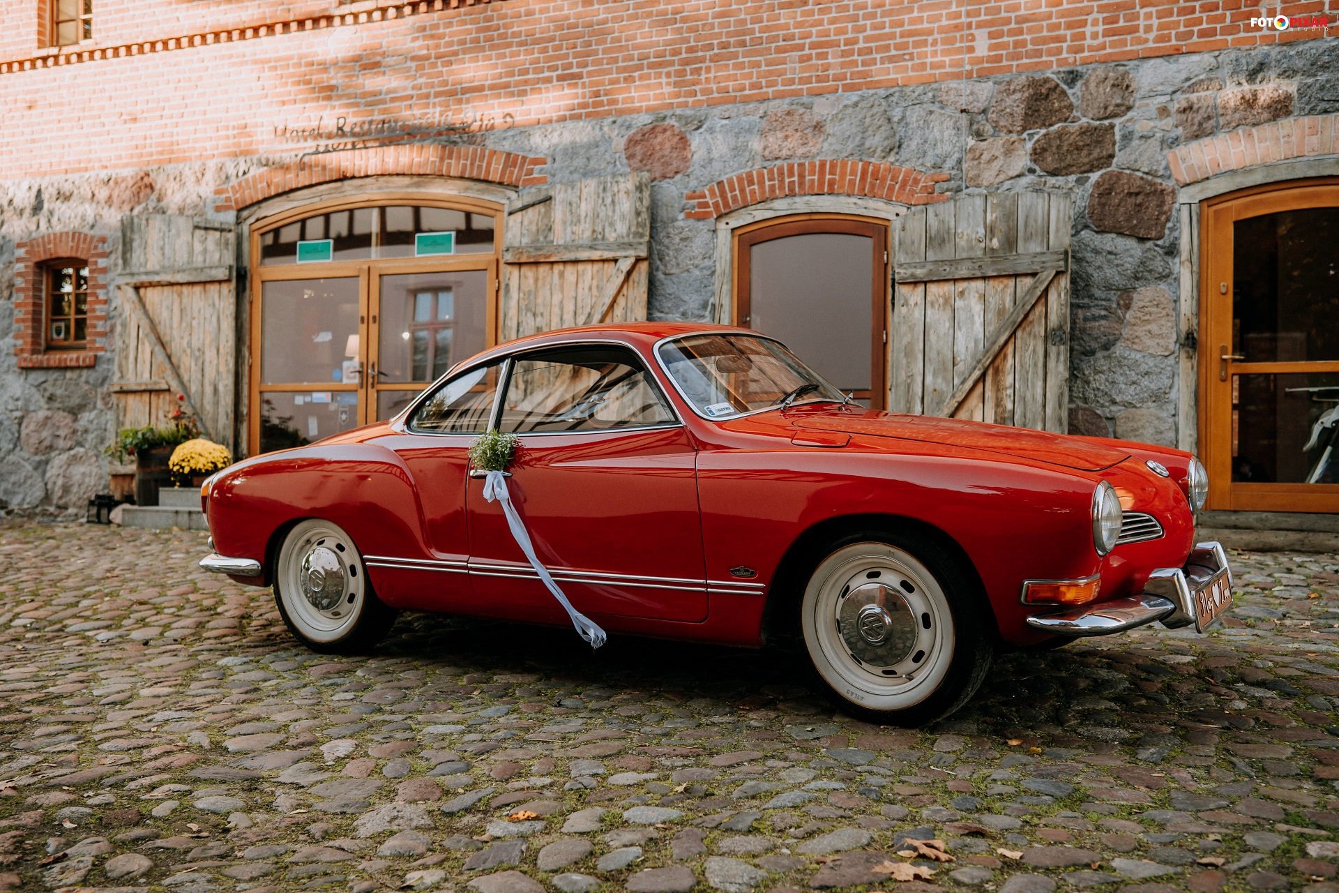 czerwony zabytkowy samochód do ślubu VOLKSWAGEN KARMANN GHIA