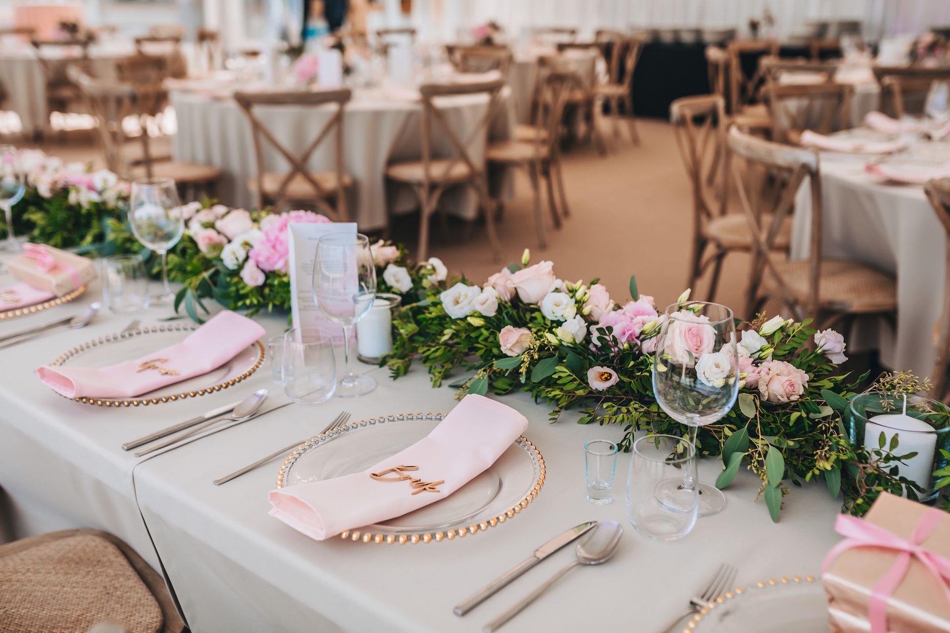 Kwiatowa girlanda na eleganckim stole weselnym trendy śłubne 2021/2022