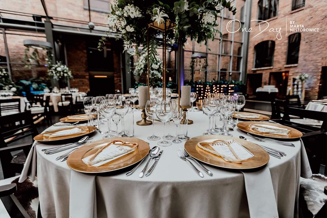 złote eleganckie talerze na stołach trendy ślubne
