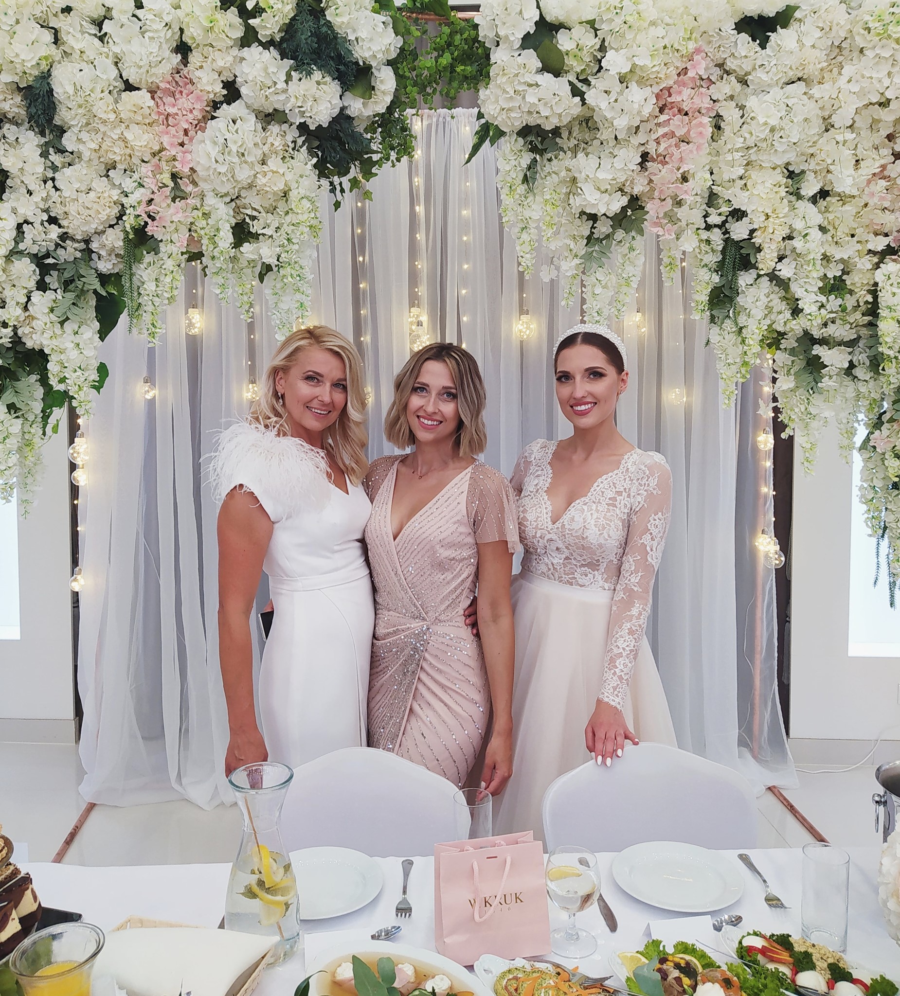 piękna panna młoda na tle eleganckiej kwiatowej ścianki sala weselna