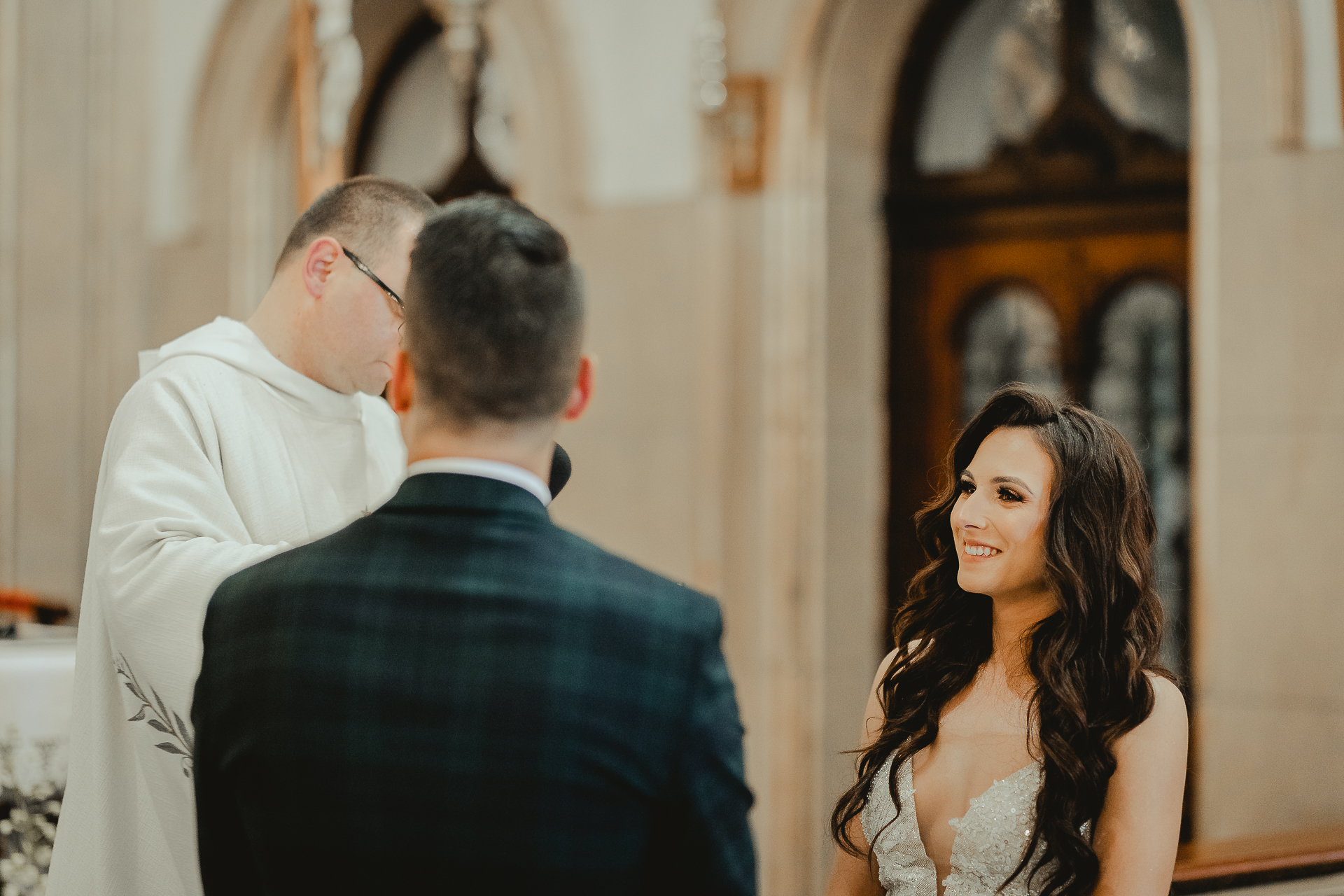 elegancka para młoda podczas składania przysięgi małżeńskiej w kościele 