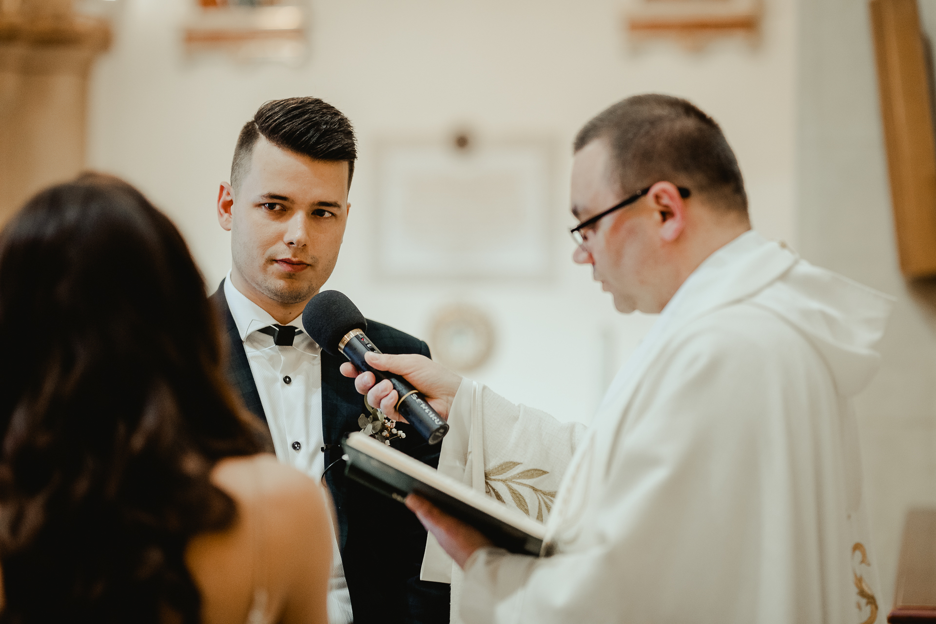 Pan Młody składa przysięgę małżeńską w kościele reportaż ślubny 