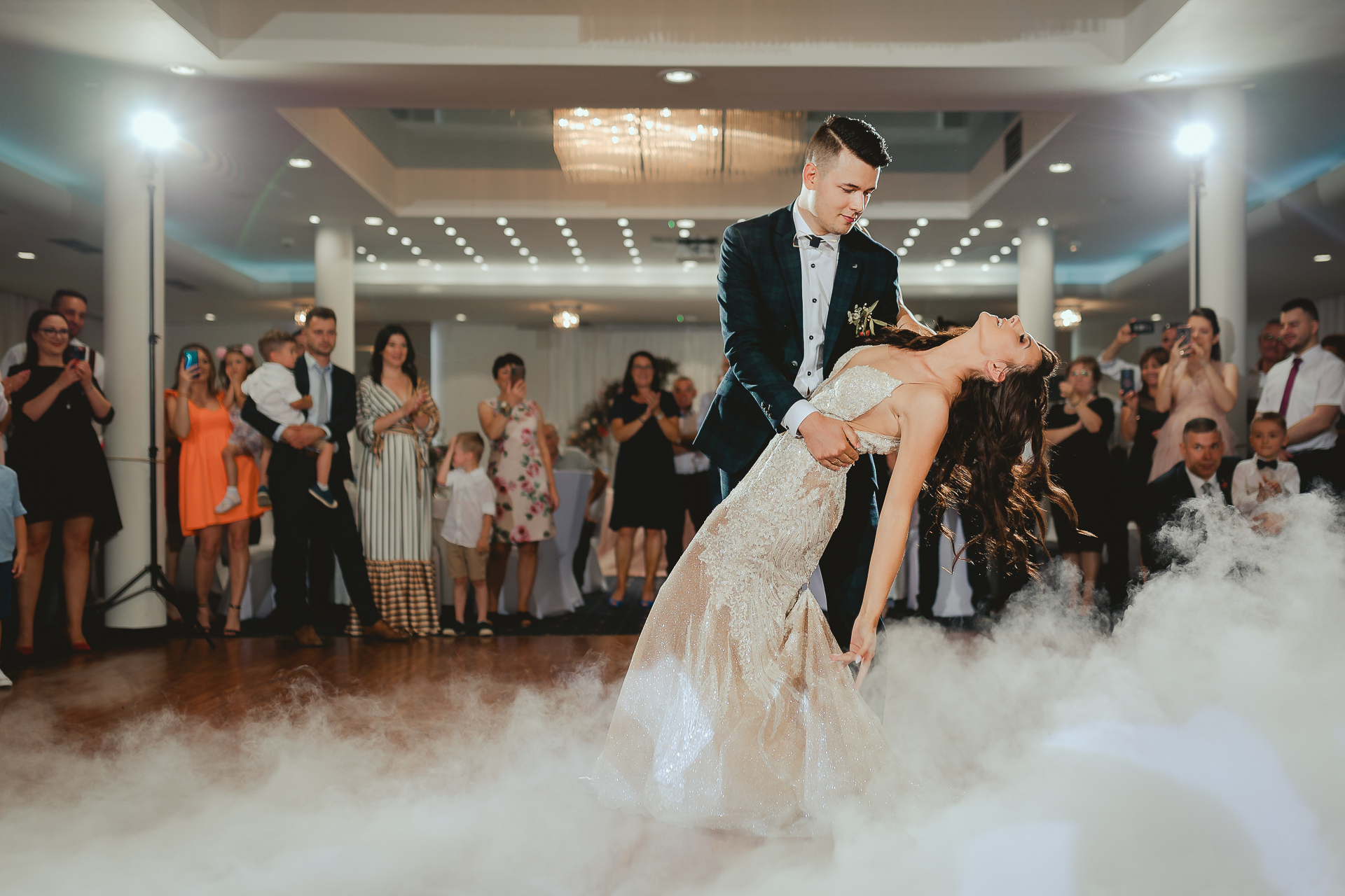 pierwszy taniec pary młodej ciężki dym reportaż ślubny fotograf na wesele 