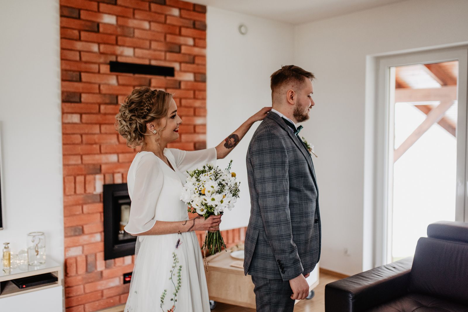 first look Pary Młodej w domu reportaż ślubny fotograf na wesele