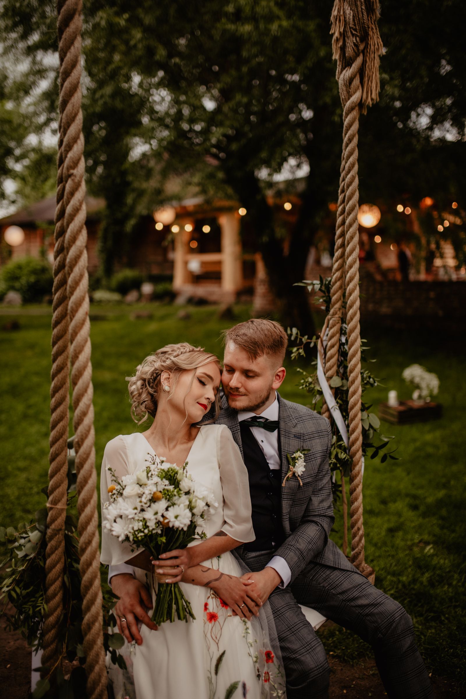 sesja ślubna na drewnianej huśtawce fotograf na wesele