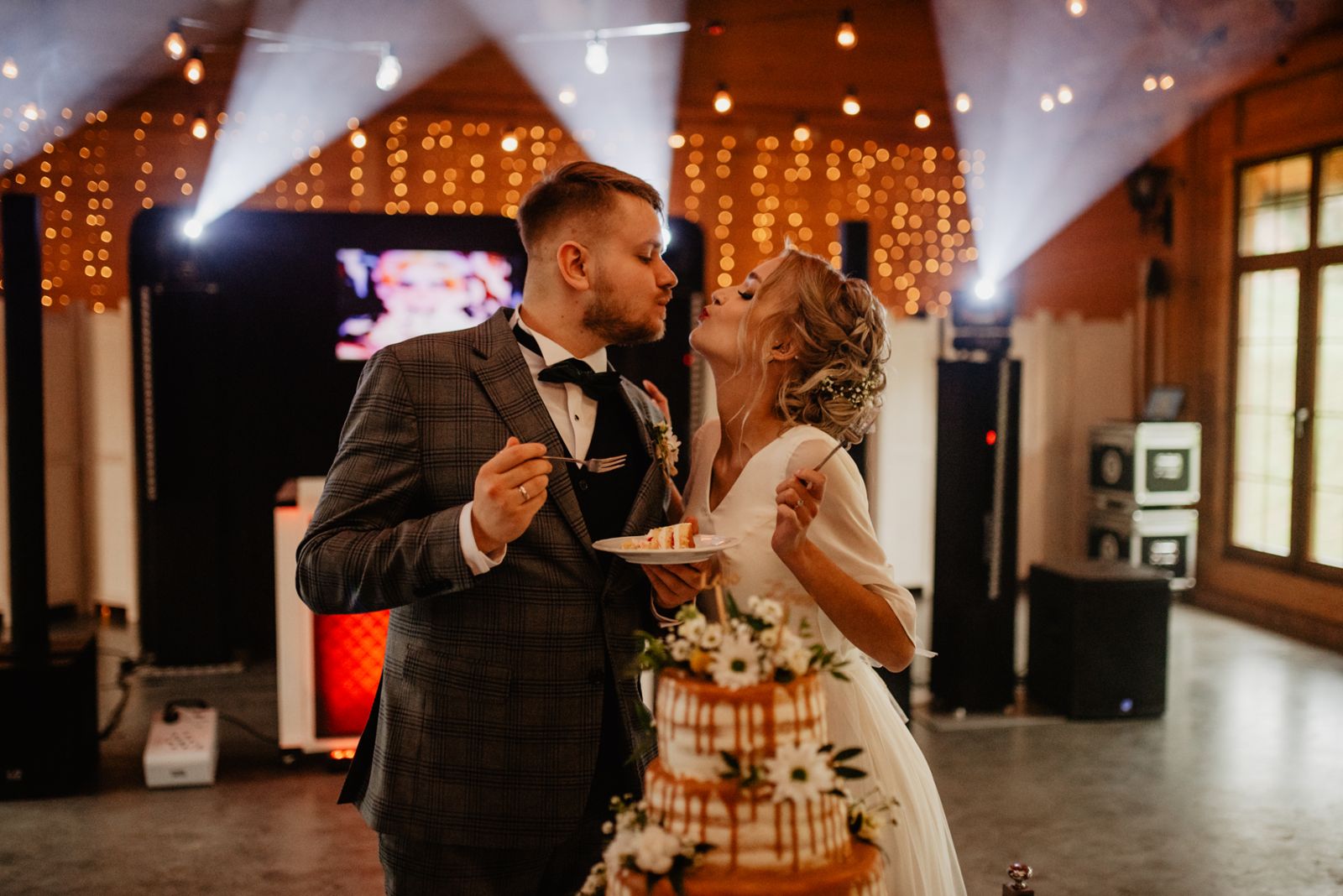 tort weselny pocałunek pary młodej naked cake