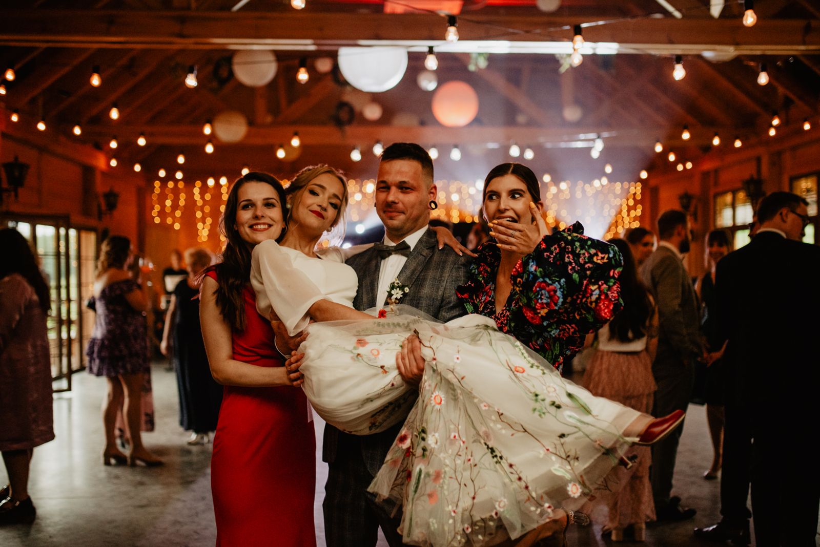 Panna Młoda w gośćmi podczas wesela reportaż ślubny