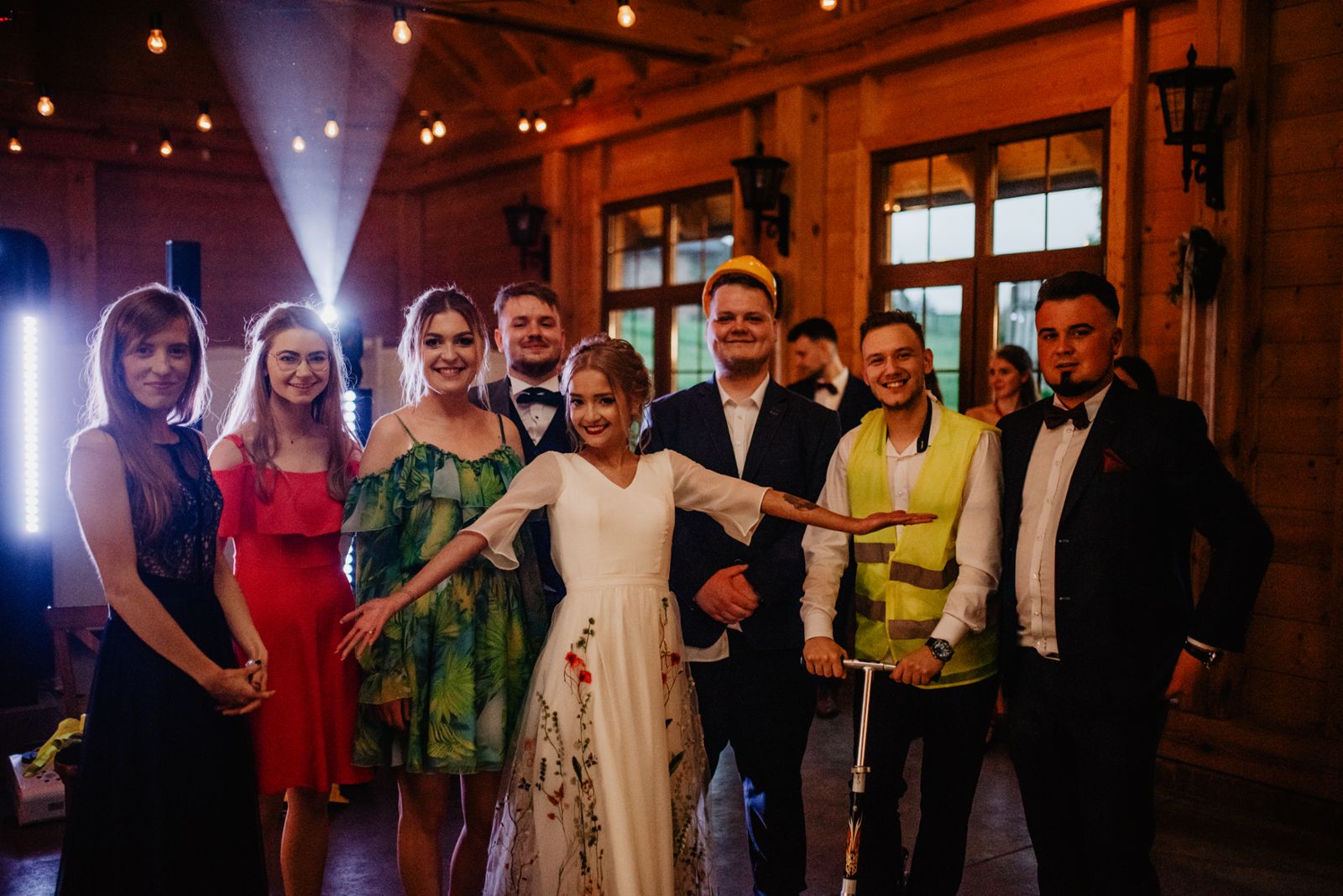 Panna Młoda w gośćmi na weselu