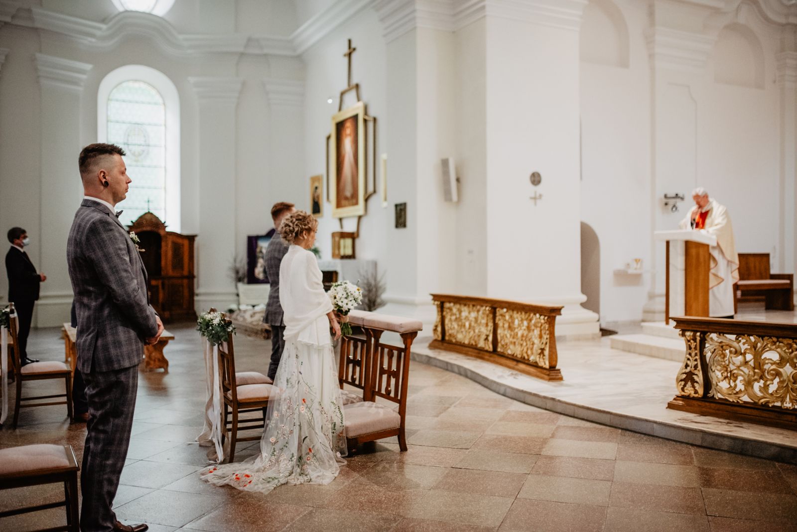 para młoda przed ołtarzem w kościele reportaż ślubny fotograf na wesele