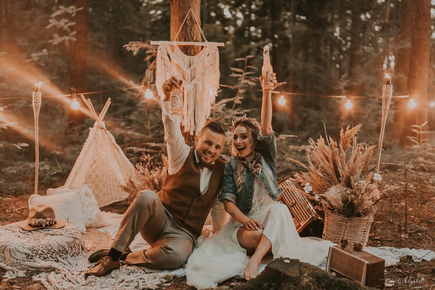 para młoda podczas sesji ślubnej w stylu boho w lesie najlepsze zdjęcia ślubne