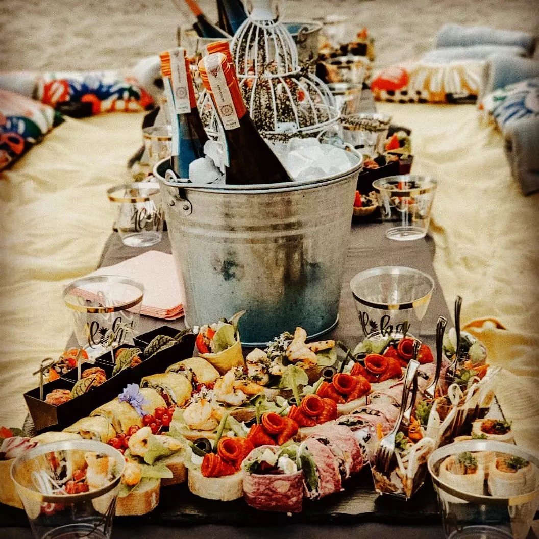 zaręczyny na plaży kolacja wino przekąski