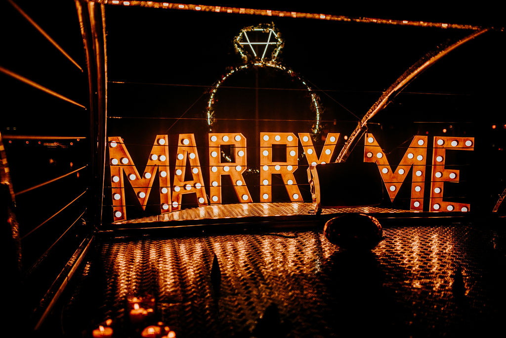 Pomysł na zaręczyny - rejs jachtem na zachód słońca napis marry me