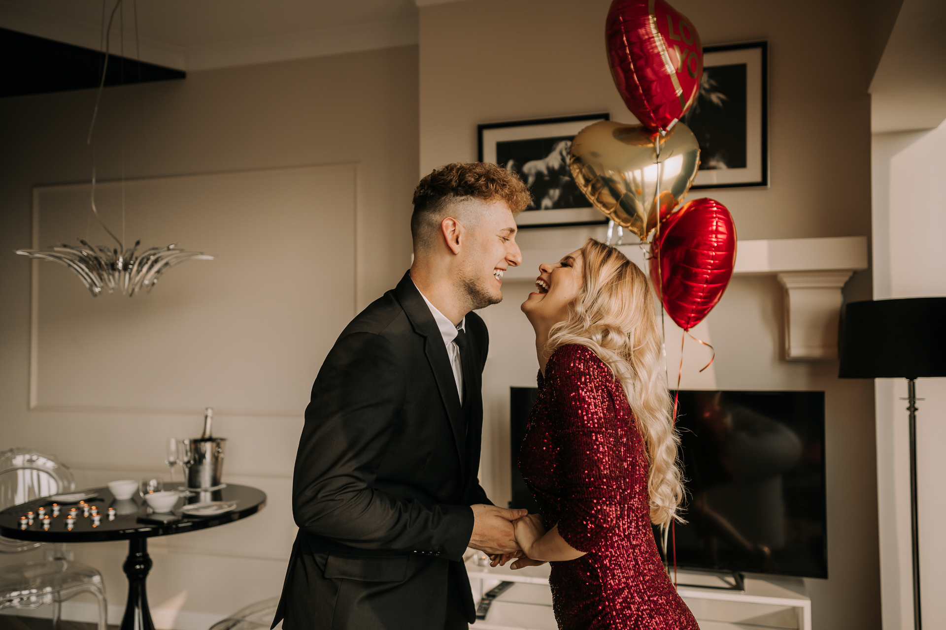 sesja narzeczeńska w eleganckim apartamencie złote balony eleganckie dekoracje