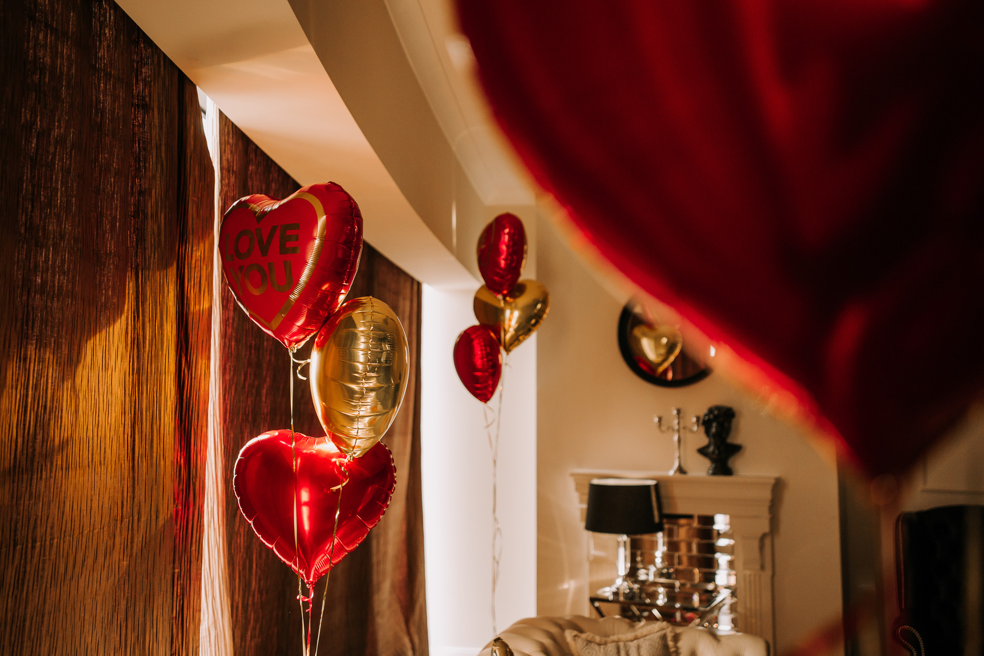 dekoracje na sesję narzeczeńską czerwone i złote balony w kształcie serca