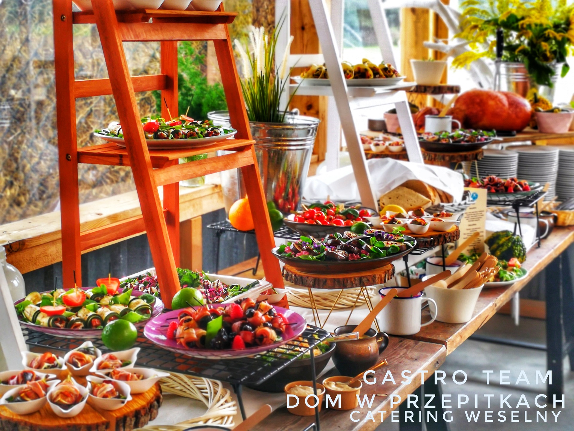 Wegetariański stół szwedzki lub bufet wegetariański na weselu catering na wesele
