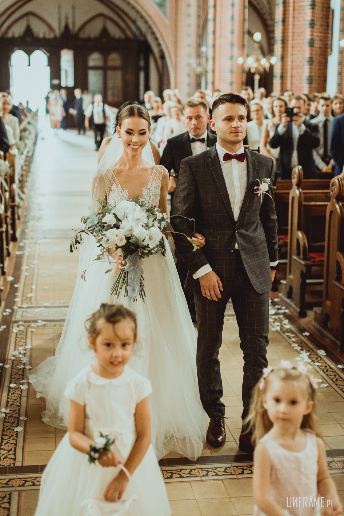 para młoda idzie do ołtarza co zrobić z bukietem po ślubie