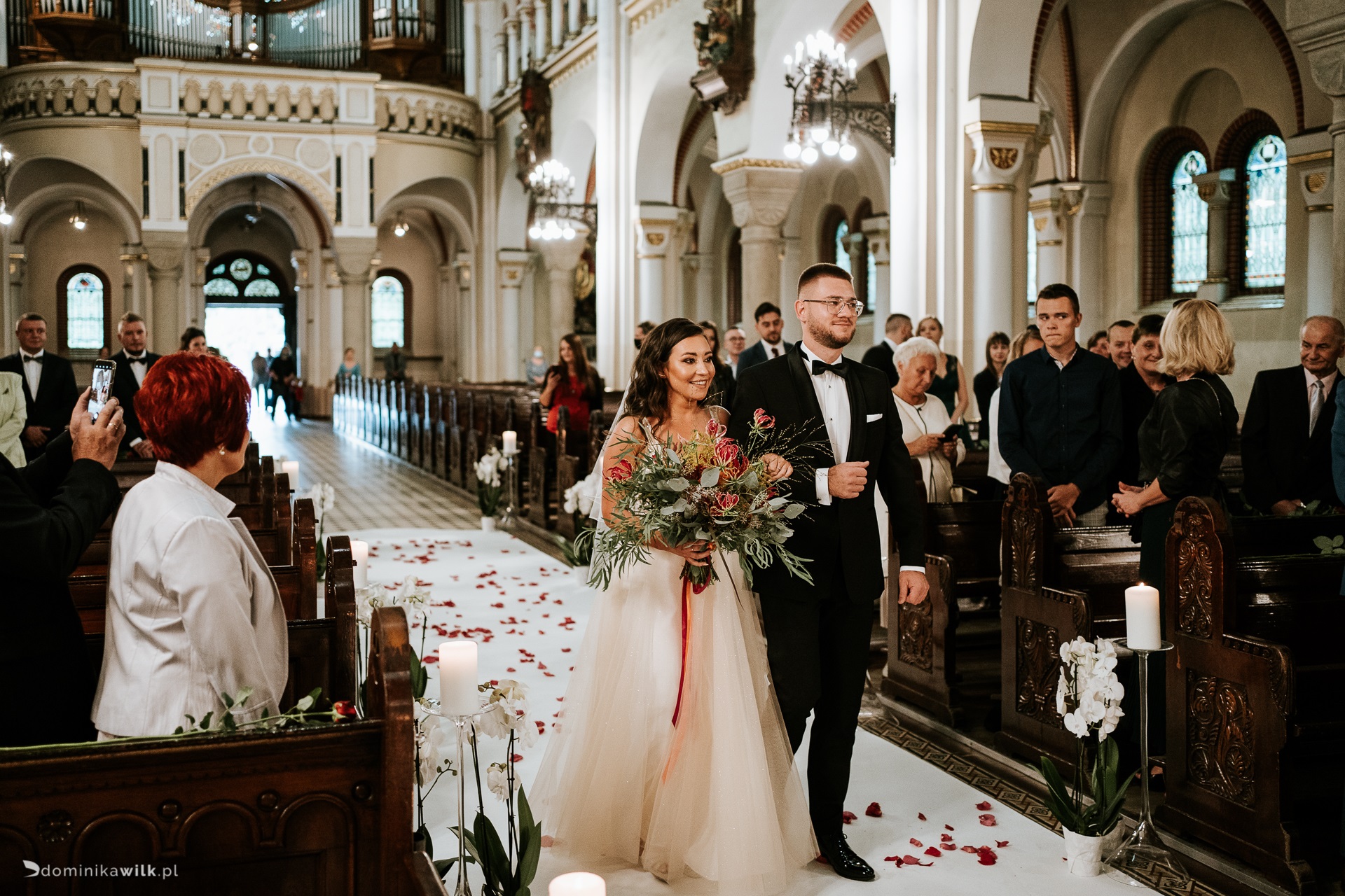 Panna młoda z bukietem idzie do Ołtarza z Panem Młodym , czy można wyrzucić bukiet ślubny