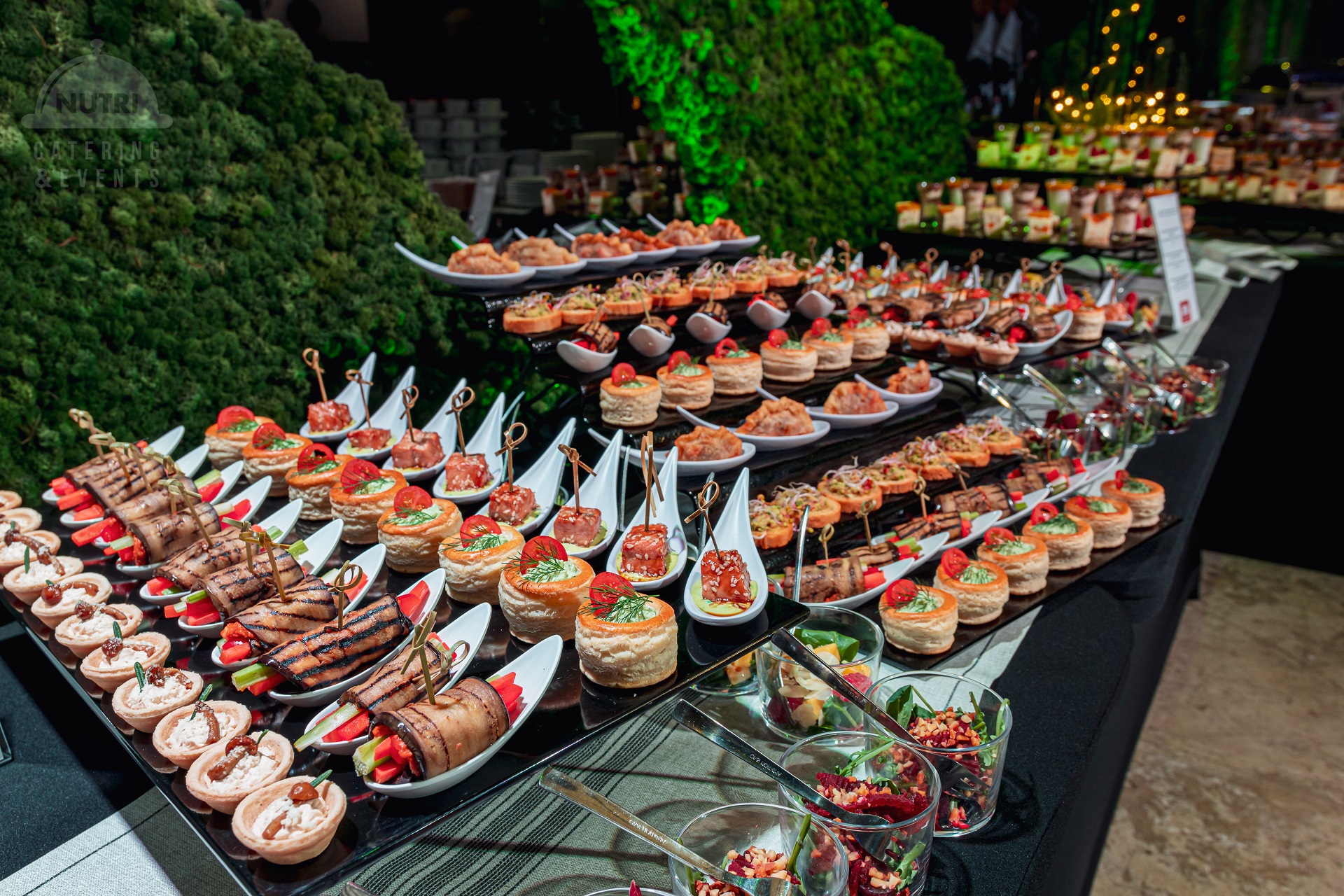 Wegetariański stół szwedzki lub bufet wegetariański na weselu catering na wesele
