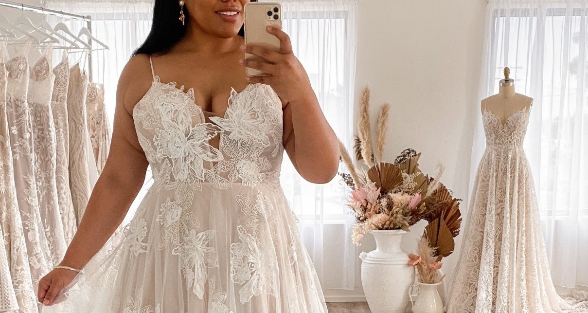 Panna Młoda w sukni ślubnej plus size 