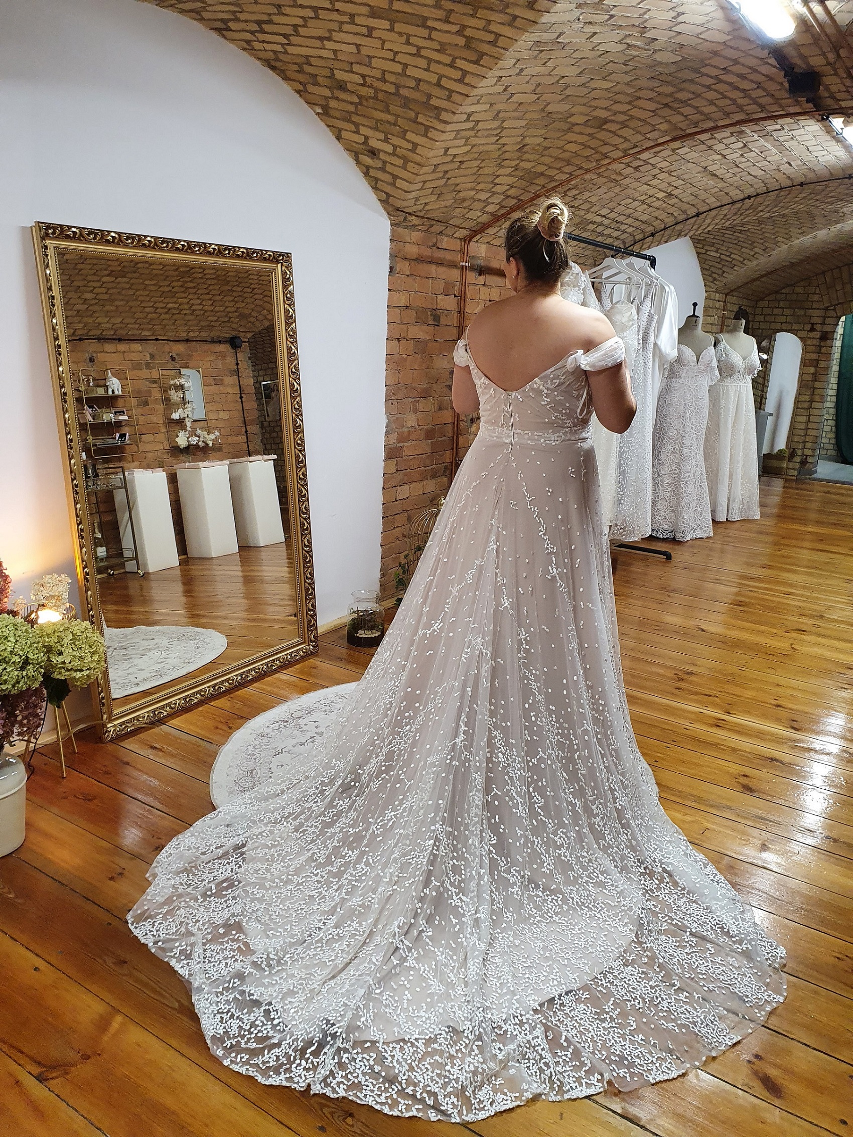 Suknia ślubna plus size zapięcie z tyłu na suwak