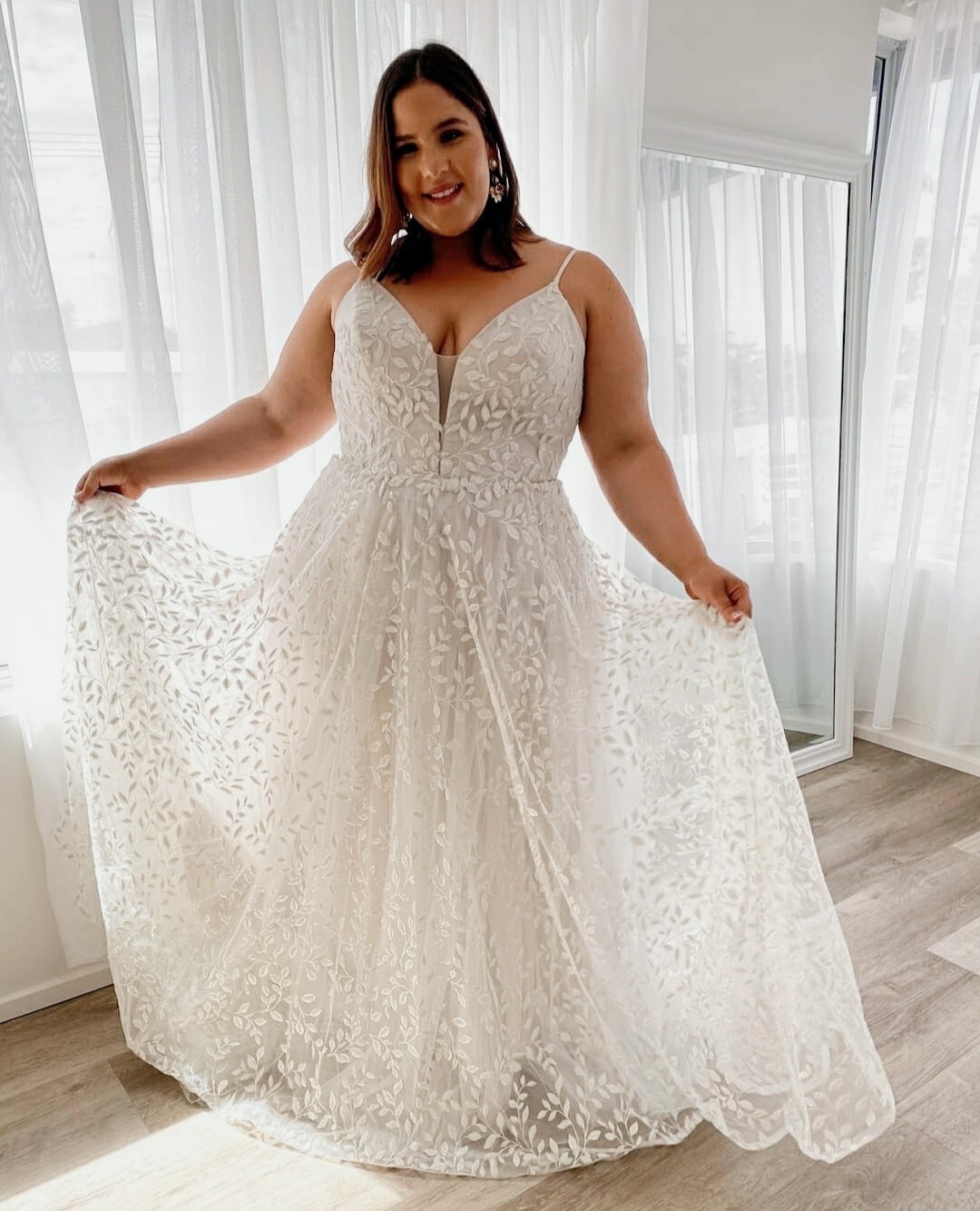 Suknia ślubna plus size na ramiączka - przezroczystości na górze sukni.